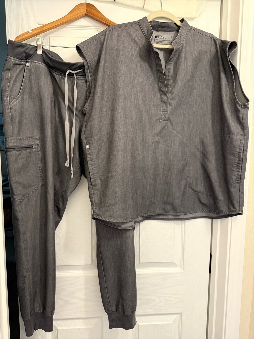 FIGS Gray Two-Piece Mixed Size Scrub Jogger Set-Top XL, Pants XXL